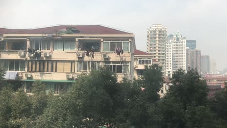 Sonniges-Tageslicht-Auf-Einem-Dreistöckigen-Stadthaus-In-Der-South-Shanxi-Road-Mit-Modernen-Hochhäusern-Im-Hintergrund-Als-Typische-Mischung-Der-Beiden-Welten-In-Shanghai