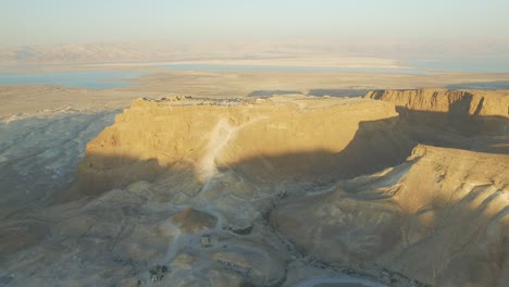 Luftaufnahme:-Alte-Festung-Masada-In-Der-Judäischen-Wüste-Bei-Sonnenaufgang