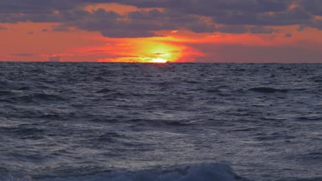 Romantischer,-Lebendiger,-Malerischer-Roter-Sonnenuntergang-über-Dem-Ostseestrand-Von-Liepaja-Mit-Leuchtend-Blauen-Wolken,-Weitwinkelaufnahme