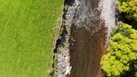 Luftaufnahme-über-Einem-Fluss-Und-Einem-Feld-In-Neuseeland