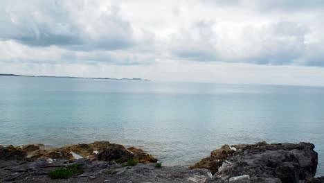 Ein-Bewölkter-Himmel-Mit-Sonnigen-Pausen,-Der-über-Das-Blaue-Wasser-Von-Bermuda-Scheint