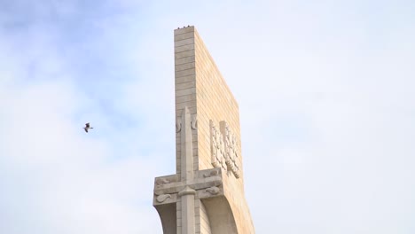 Alejar-El-Monumento-De-Los-Descubrimientos-En-Lisboa,-Portugal