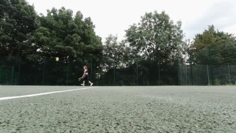 Kaukasische-Frau-Im-Schwarzen-Outfit,-Die-Tennis-Spielt