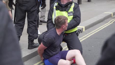 Ein-Unterstützer-Von-Tommy-Robinson-Wird-In-Whitehall,-London,-Von-Der-Polizei-Festgenommen