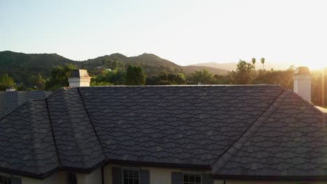 Der-Sonnenuntergang-In-Zeitlupe-Zeigt-Sich-über-Dem-Dach-Des-Hauses