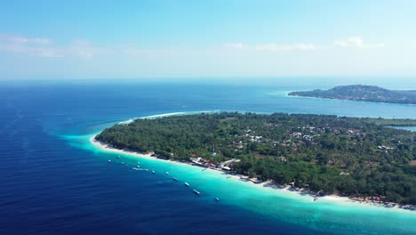 Pequeñas-Islas-En-El-Océano---Islas-Gili,-Bali,-Panorama-Aéreo,-Barcos-Flotando-Cerca-De-La-Playa-De-Arena-Blanca