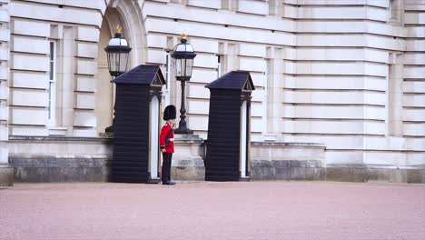 The-Queen's-Guard-on-duty-at-Buckingham-Palace,-the-official-residence-of-the-Queen-of-England