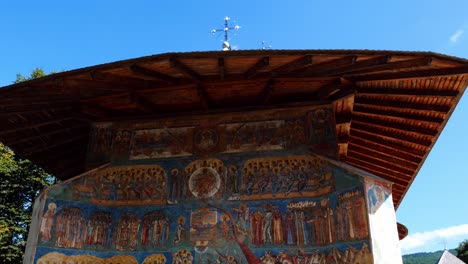 Tiro-Inclinado-Hacia-Arriba-De-Las-Pinturas-En-El-Monasterio-De-Voronet,-Rumania
