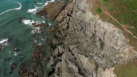 Luftaufnahme,-Die-Sich-Nach-Oben-Neigt-Und-An-Einem-Sommertag-Eine-Küstenlandzunge-Im-Norden-Von-Devon-Zeigt