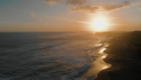 Sonnenuntergang,-Aufgenommen-Mit-Einer-Drohne-Am-Strand-Von-Bali-Berawa