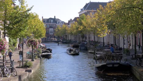 Oude-Rijn-Canal-in-Leiden,-Netherlands-on-a-saturday-morning