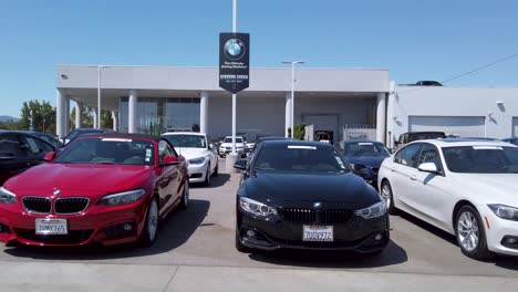 Eine-Reihe-Brandneuer-BMW-Autos-Beim-Händler-Draußen-In-Der-Sonne
