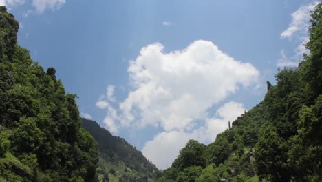 Wolkenzeitraffer-In-Einem-Tal-Der-Berge