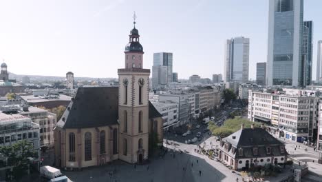 Static-shot-of-Katharinenkirche-near-Zeil-and-Hauptwache-with-Frankfurt-Skyline-in-background-on-a-sunny-day,-hessen,-germany