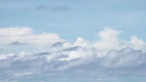 4K-Zeitraffer,-Wunderschöne-Weiße-Wolken,-Die-Sich-An-Einem-Sommertag-Mit-Blauem-Himmel-Schnell-Bewegen