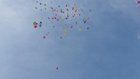 Bunte-Luftballons-Fliegen-Am-Nachmittagshimmel-Davon