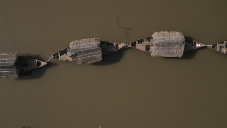 Luftaufnahme-Von-Oben-Nach-Unten-Einer-Reihe-Alter-Flussfischerboote-Im-Traditionellen-Stil-In-Einem-Hoang-Sa-Kanal-Im-Bezirk-Binh-Thanh-In-Ho-Chi-Minh-Stadt-Oder-Saigon,-Vietnam