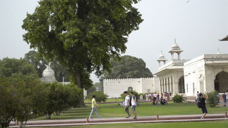 Touristen,-Die-Durch-Den-Garten-Mit-Den-Wunderschönen-Antiken-Innenarchitekturen-Aus-Weißem-Marmor-Des-Roten-Forts-In-Delhi-Spazieren