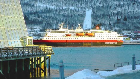 Großes-Passagierschiff,-Das-In-Den-Gewässern-Des-Natürlichen-Nördlichen-Sees-In-Tromsø,-Norwegen,-Kreuzt