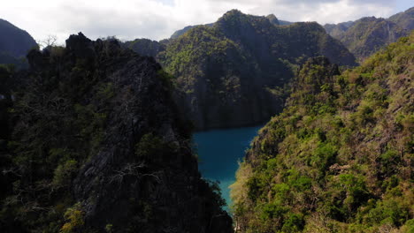Vista-Aérea-De-La-Laguna-Azul-En-Coron,-Palawan,-Filipinas