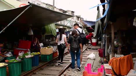 Un-Emocionante-Viaje-En-Tren-Al-Mercado-Ferroviario-De-Mae-Klong