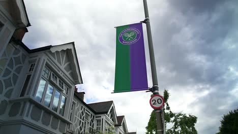 Wimbledon-2019:-Wimbledon-Flagge-Mit-Logo,-Das-Im-Wind-Weht,-Mit-Typischen-Londoner-Viktorianischen-Häusern-Im-Hintergrund