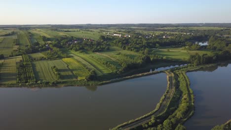 Luftschwenk-Rechts-Von-Im-Frühjahr-überschwemmten-Reisfeldern-In-Polen