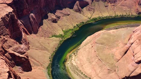 Aerial-drone-footage-of-the-Horseshoe-Bend-in-Page,-Arizona,-CA