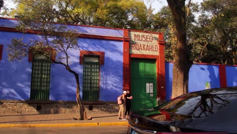 tilt-down,-frida-kahlo´s-house-facade-on-coyoacan-mexico