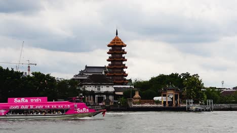 Che-Chin-Khor-Temple-and-Pagoda-at-Chaophraya-River-is-famous-to-devotees-and-for-sketchers,-photographers,-and-tourist-from-around-the-world