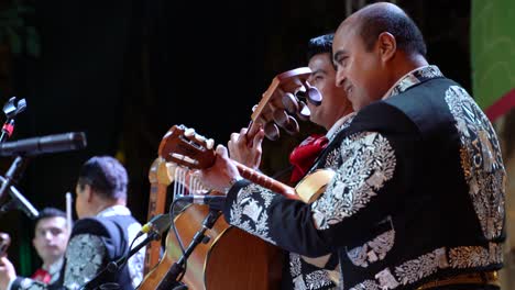 Primer-Plano-De-Los-Guitarristas-De-La-Banda-De-Mariachis-En-El-Escenario-En-Mérida,-Yucatán,-México