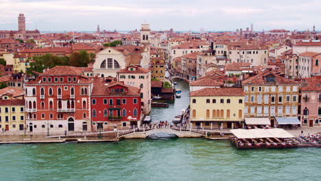 Aerial-shot-of-Dorsoduro,-Venice,-Italy-shoreline,-with-Rio-de-San-Trovaso