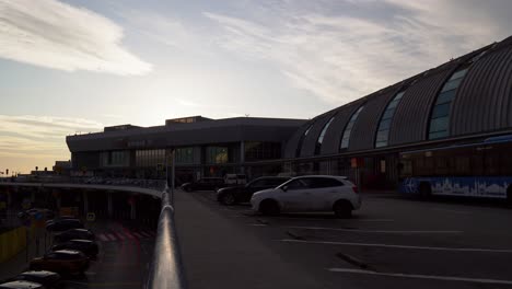 Zeitraffervideo-Aus-Ungarn,-Budapest,-Terminal-2b-Des-Internationalen-Flughafens-Liszt-Ferenc-Von-Außen-Bei-Sonnenuntergang