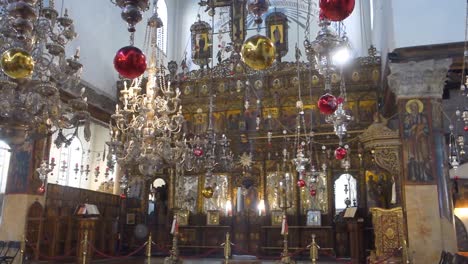 Lámparas-Colgantes-En-La-Iglesia-De-La-Natividad-En-Belén,-En-Cisjordania-Palestina