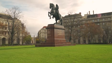The-beautiful-Equestrian-Statue-of-Rakoczi-Ferenc-II-in-Budapest---tilt-up