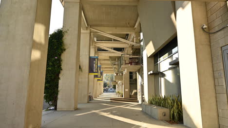 Un-Corredor-En-El-Edificio-Del-Campus-De-Ucsd-San-Diego---Inclinado-Hacia-Abajo