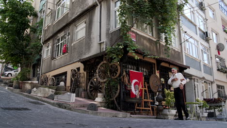 Alter-Mann-Mit-Seinem-Telefon-Vor-Einem-Geschäft-In-Istanbul,-Türkei