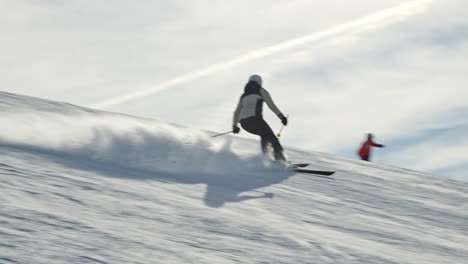 Frau-Im-Weiß-schwarzen-Outfit-Fährt-Auf-Der-Piste-Ski