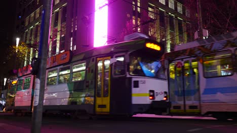 Melbourne-Cbd-Belebte-Kreuzung-Nachts-Melborune-Viel-Verkehr-Nachts-Mit-Straßenbahn,-Autos-Und-Fußgängern