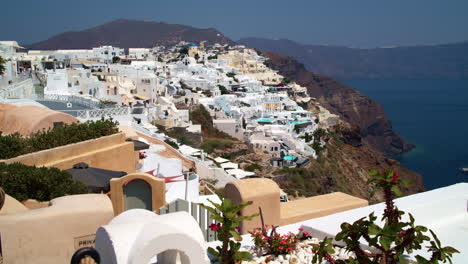 Malerische-Weiße-Gebäude-Von-Oia,-Santorini,-Griechenland-Mit-Blick-Nach-Osten-An-Einem-Sonnigen-Tag