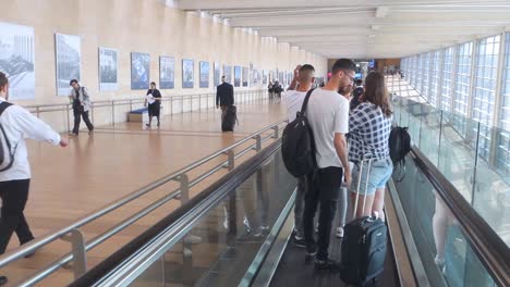 Turistas-En-Una-Pasarela-Móvil-En-Tránsito-En-El-Aeropuerto-Ben-Gurion,-Israel