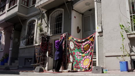 Frau-Und-Ihr-Straßeneinkauf-In-Den-Straßen-Von-Istanbul