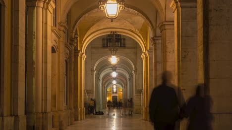 Night-Time-Lapse-People-cross-iconic-place-in-Lisbon,-Terreiro-do-Paço