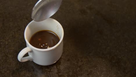 Morgens-Etwas-Weißen-Zucker-In-Köstlichen-Moka-Kaffee-Geben---Nahaufnahme