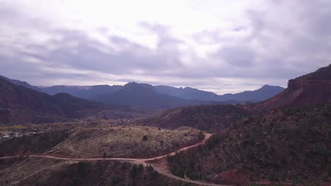 Luftaufnahme,-Um-Die-Wunderschöne-Wildnislandschaft-Utahs-Freizulegen