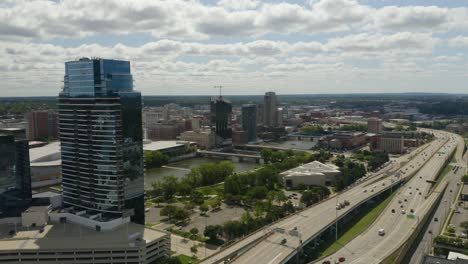 Aerial-footage-of-Grand-Rapids,-Michigan
