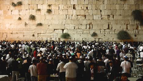 People-pray-at-western-wall