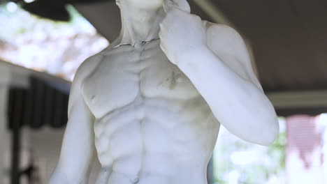 Estatua-Esculpida-De-Un-Hombre-Griego-Antiguo