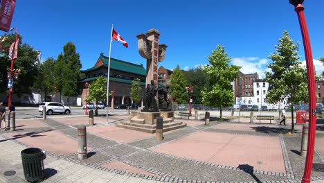 Ver-El-Monumento-A-Los-Chinos-Canadienses-En-La-Plaza-Conmemorativa-De-Chinatown-En-Un-Día-Soleado-De-Verano