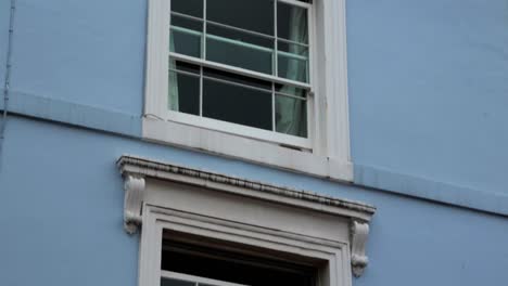 Estilo-Clásico-De-Marco-De-Ventana-De-Casa-Azul-Claro-En-Notting-Hill-En-Londres,-Reino-Unido